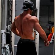 Personal trainer allena un individuo e insegna le corrette esecuzioni, evitando infortuni e aiutando a raggiungere l'obiettivo